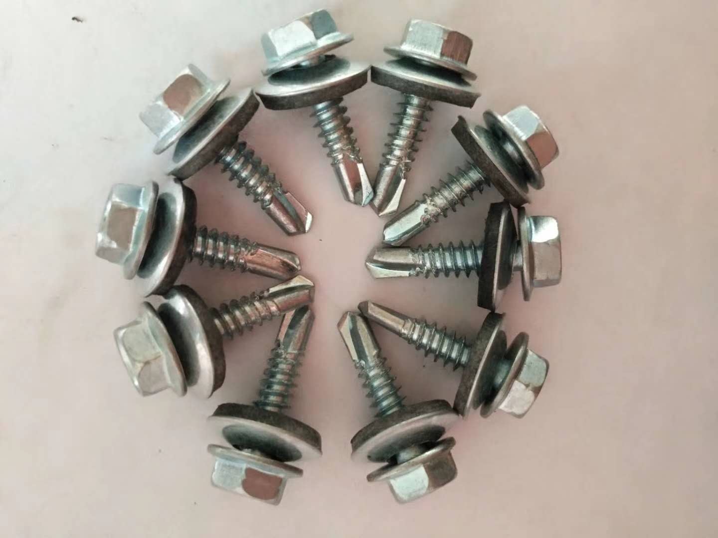 CLAVOS PARA TECHOS CORRUGADOS BWG9*2.5
